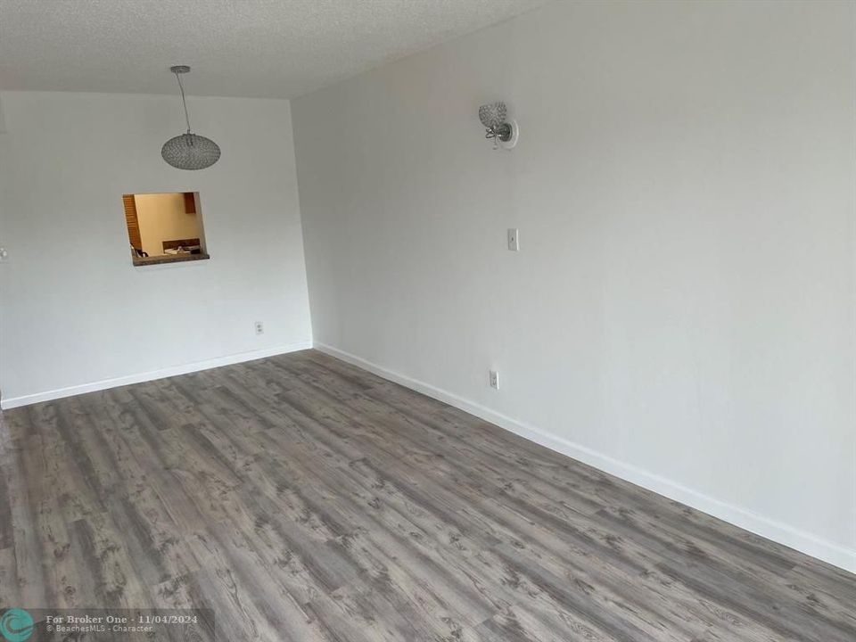 For Rent: $1,900 (2 beds, 2 baths, 949 Square Feet)