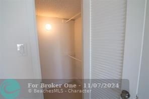 For Rent: $2,350 (1 beds, 1 baths, 870 Square Feet)