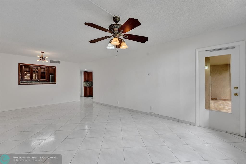 For Rent: $2,300 (2 beds, 2 baths, 1137 Square Feet)