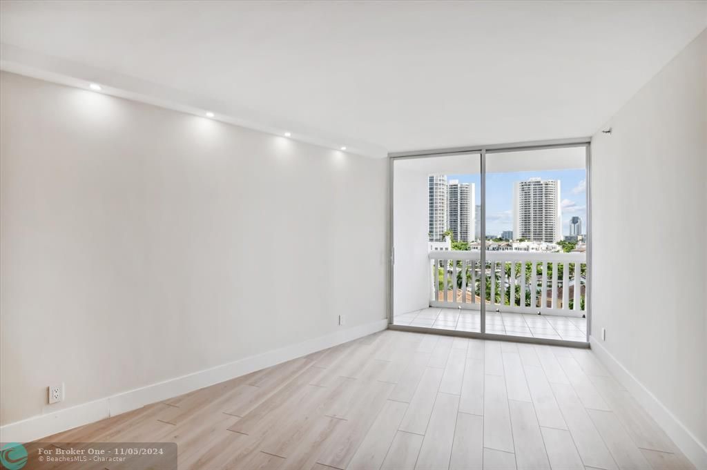 For Sale: $579,000 (2 beds, 2 baths, 1230 Square Feet)