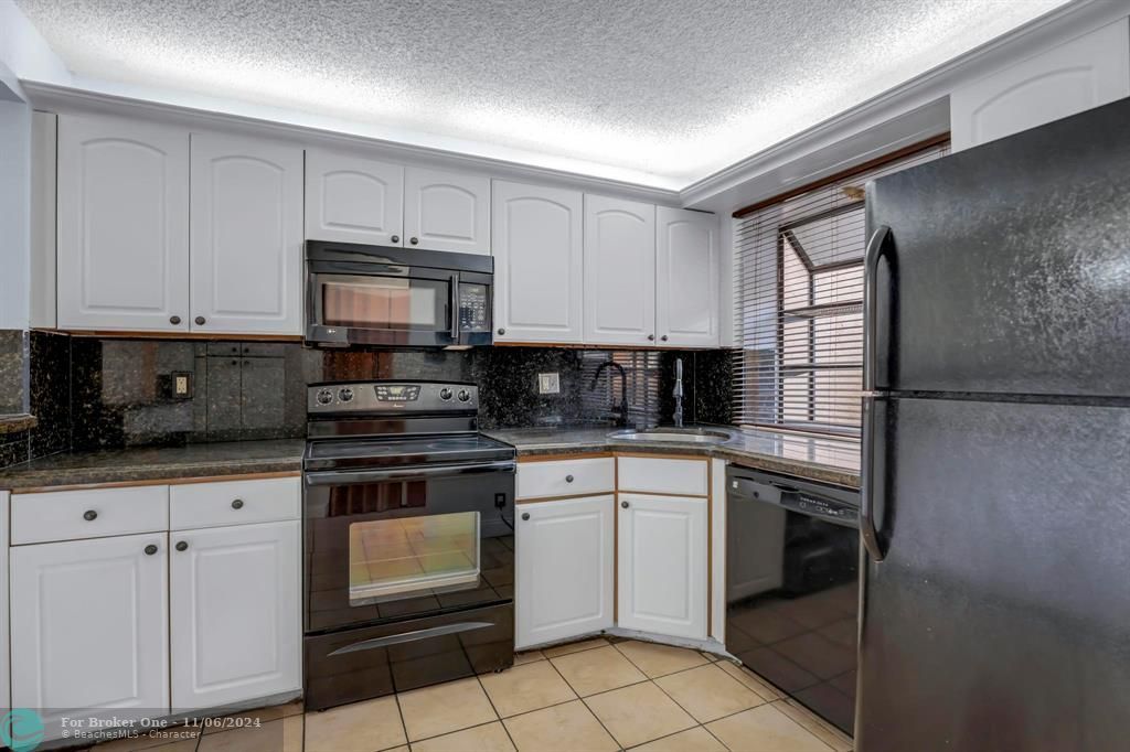 For Sale: $325,000 (2 beds, 2 baths, 1213 Square Feet)