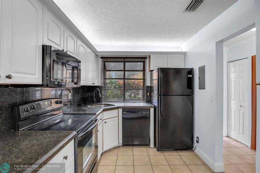 For Sale: $325,000 (2 beds, 2 baths, 1213 Square Feet)