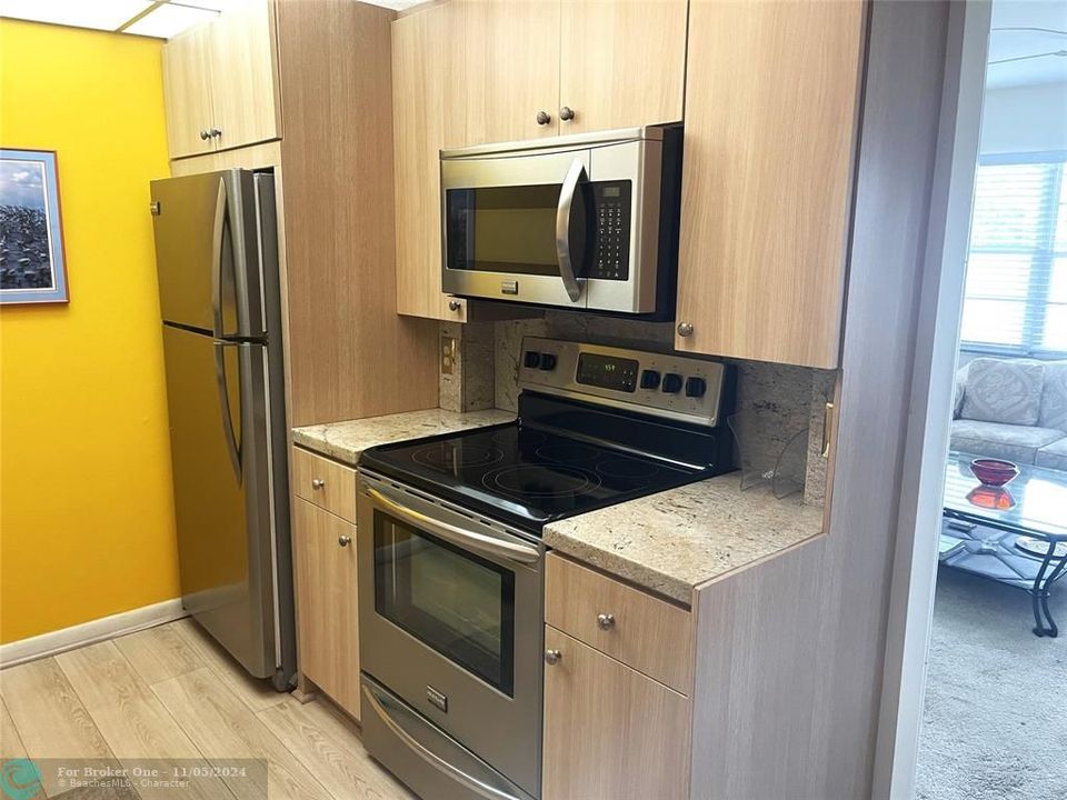 For Sale: $110,000 (1 beds, 1 baths, 690 Square Feet)