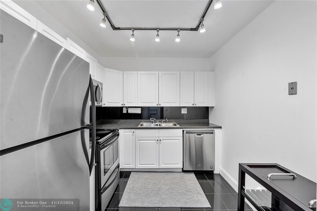 For Rent: $2,500 (1 beds, 2 baths, 1140 Square Feet)