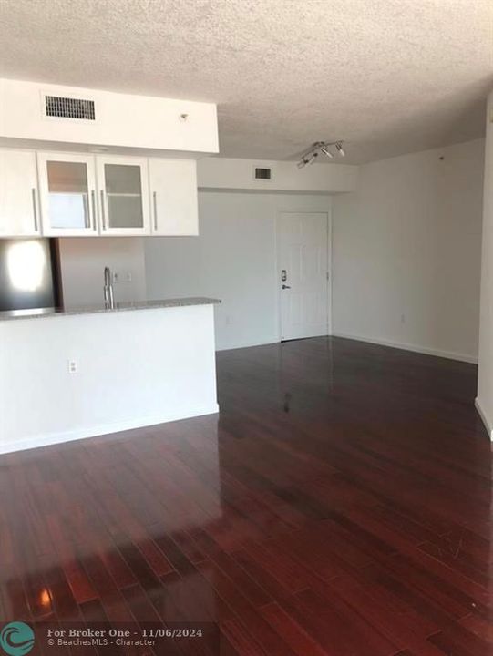 For Sale: $477,000 (2 beds, 2 baths, 1057 Square Feet)