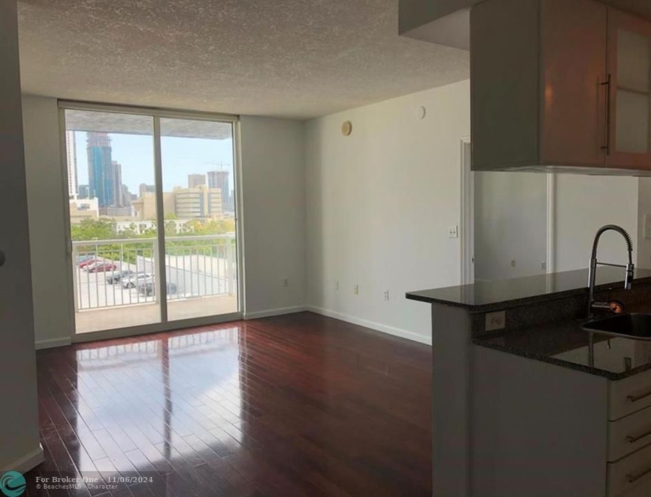 For Sale: $477,000 (2 beds, 2 baths, 1057 Square Feet)