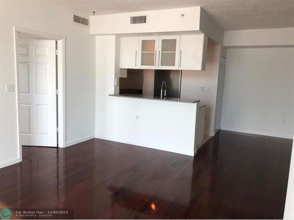 For Sale: $477,000 (2 beds, 2 baths, 1057 Square Feet)