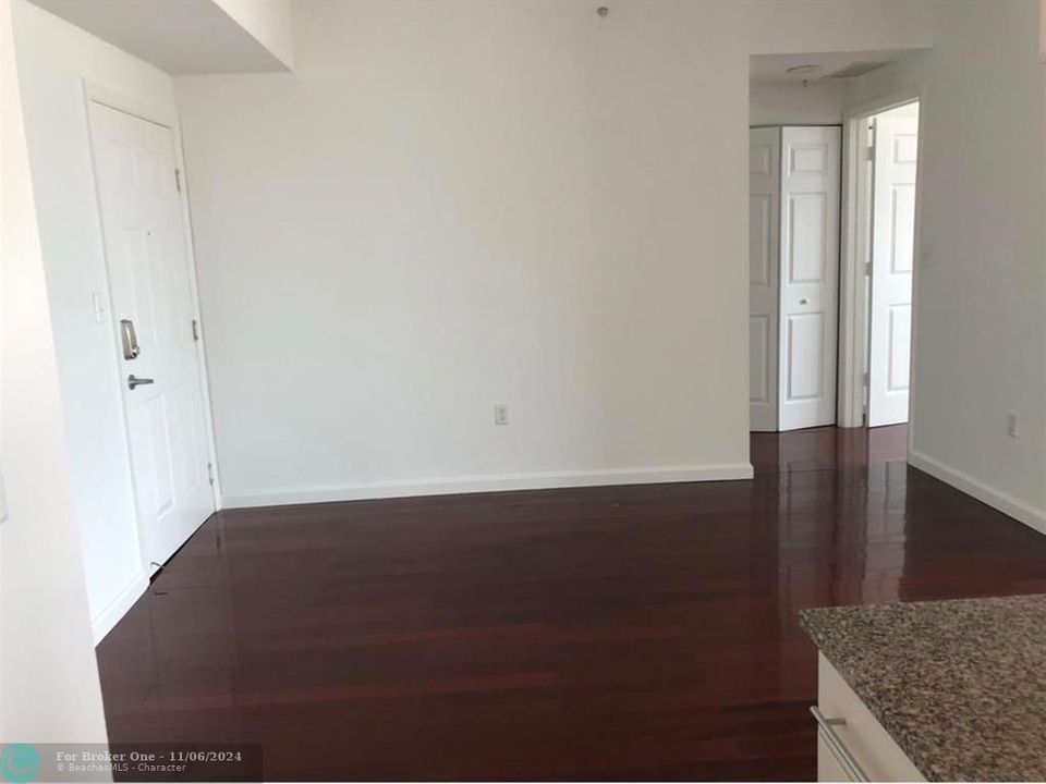 For Sale: $477,000 (2 beds, 2 baths, 1057 Square Feet)