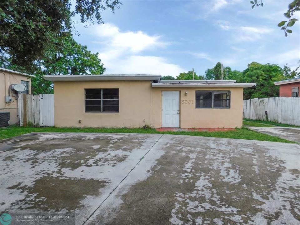 For Sale: $339,900 (2 beds, 1 baths, 948 Square Feet)