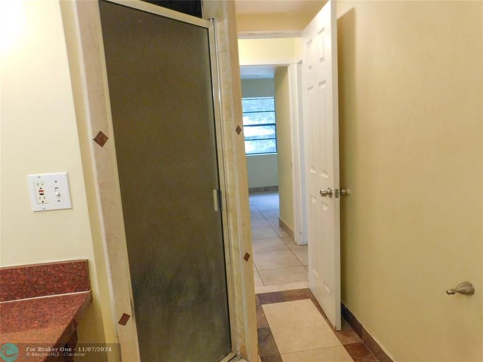 For Sale: $339,900 (2 beds, 1 baths, 948 Square Feet)