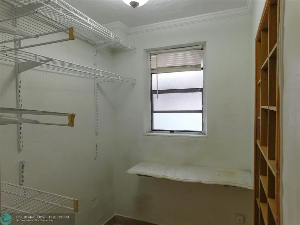 For Sale: $339,900 (2 beds, 1 baths, 948 Square Feet)