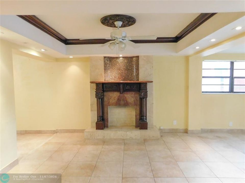 For Sale: $339,900 (2 beds, 1 baths, 948 Square Feet)