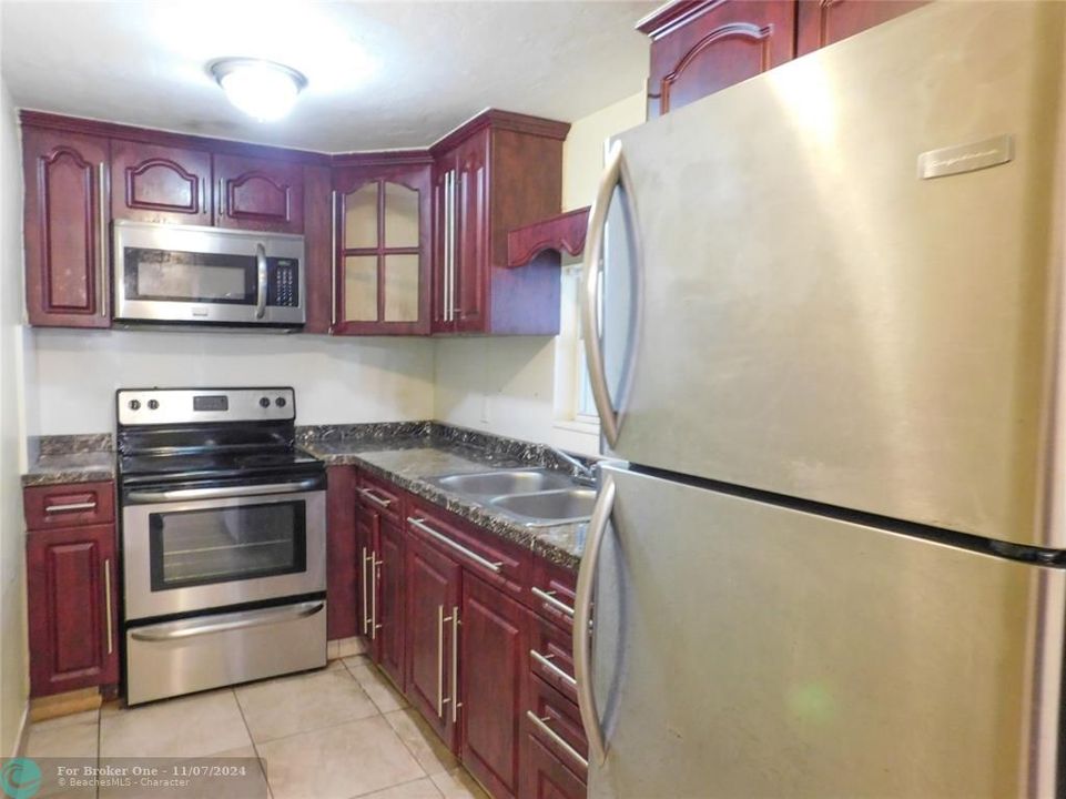 For Sale: $339,900 (2 beds, 1 baths, 948 Square Feet)