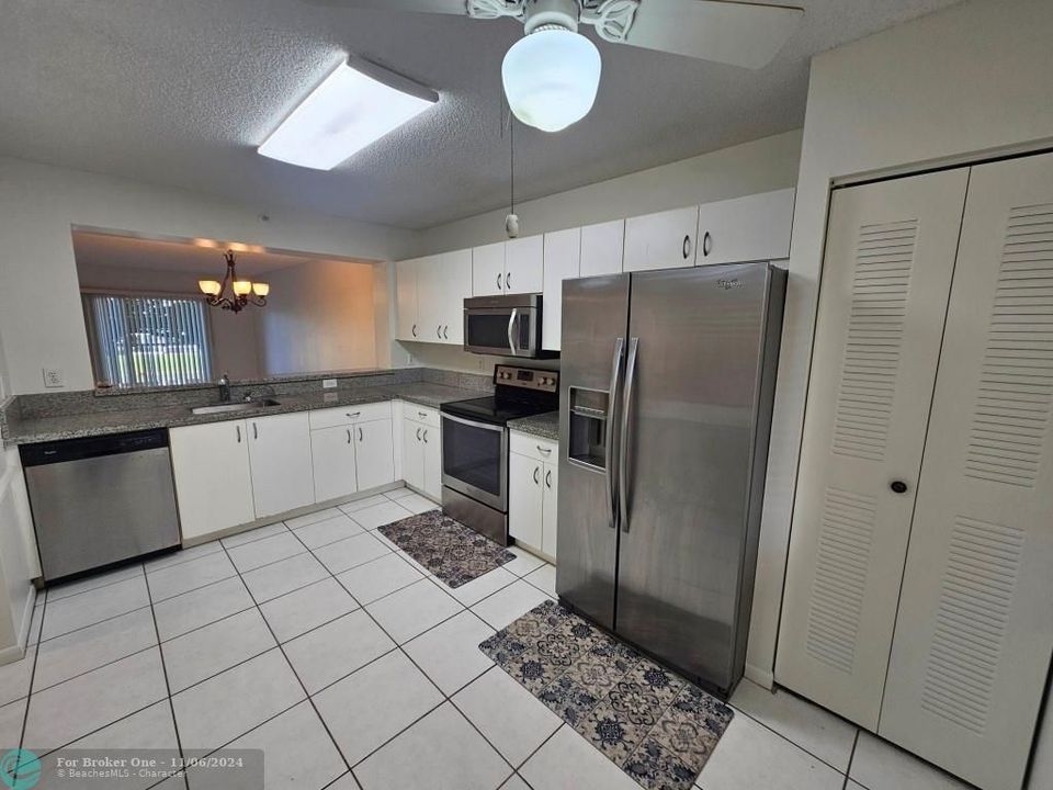 For Sale: $239,900 (2 beds, 2 baths, 1298 Square Feet)