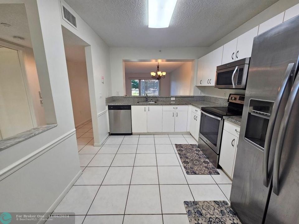 For Sale: $239,900 (2 beds, 2 baths, 1298 Square Feet)