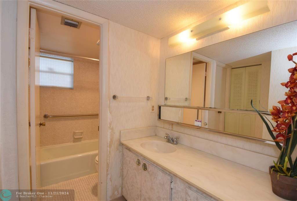 For Sale: $74,900 (1 beds, 1 baths, 728 Square Feet)