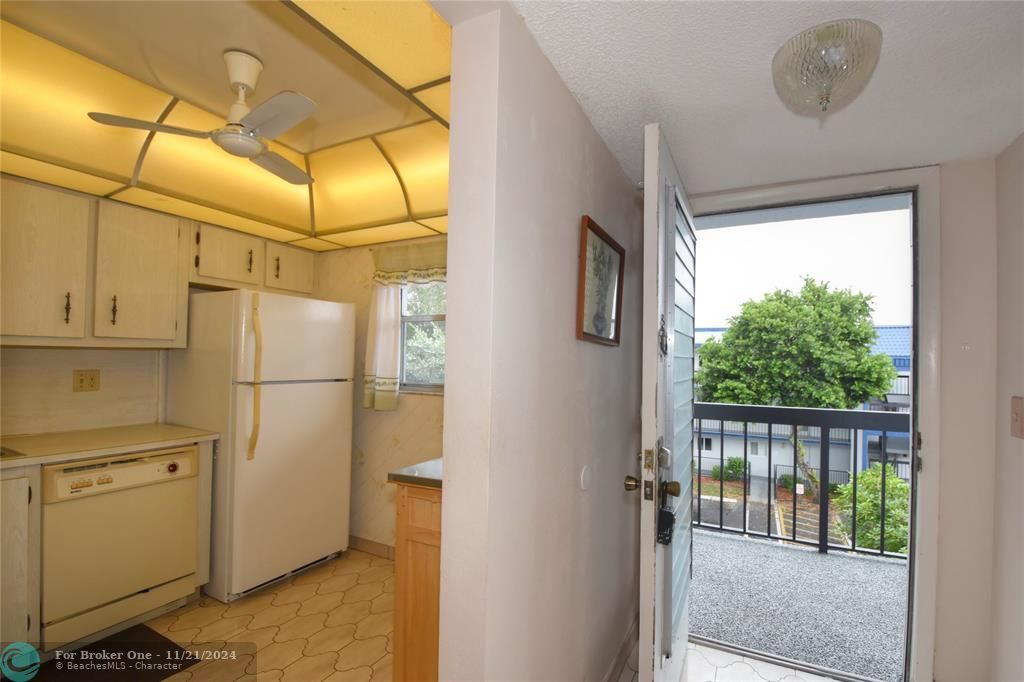 For Sale: $74,900 (1 beds, 1 baths, 728 Square Feet)