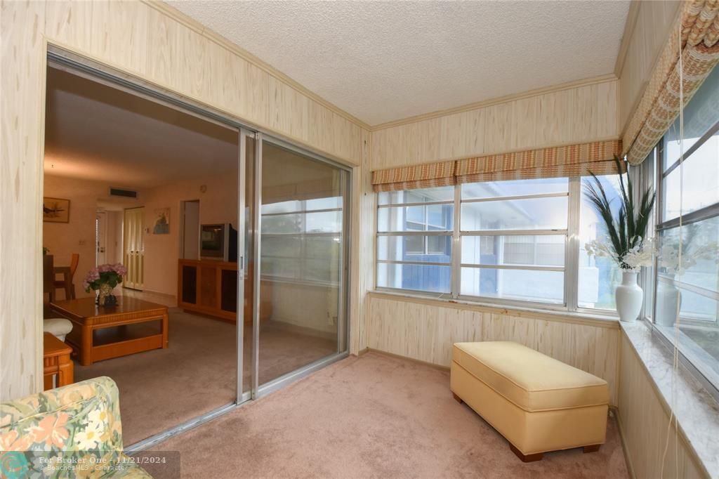 For Sale: $74,900 (1 beds, 1 baths, 728 Square Feet)