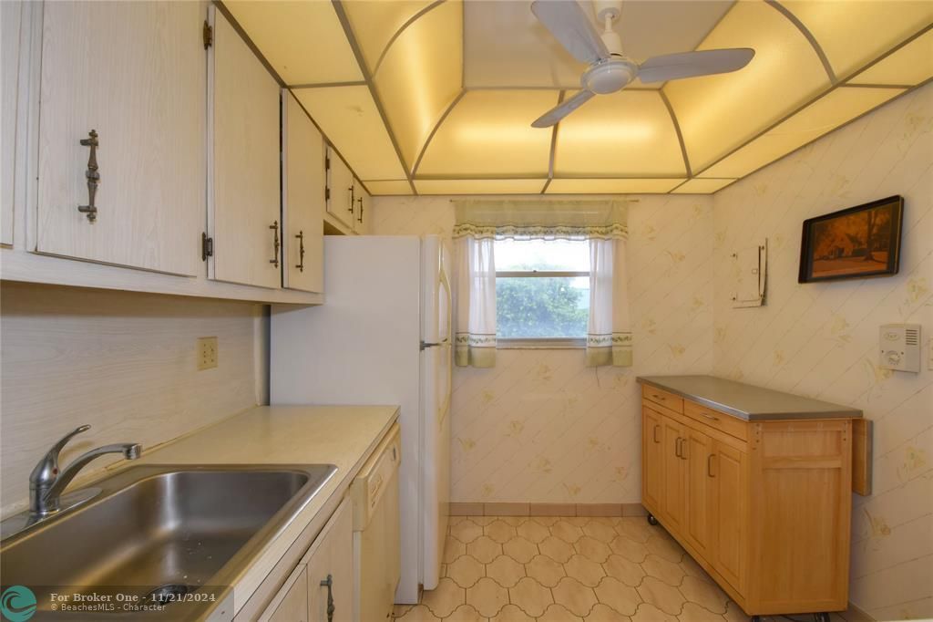 For Sale: $74,900 (1 beds, 1 baths, 728 Square Feet)