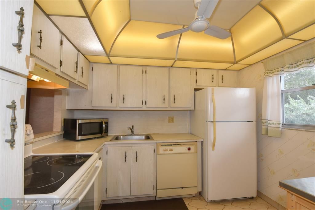 For Sale: $74,900 (1 beds, 1 baths, 728 Square Feet)