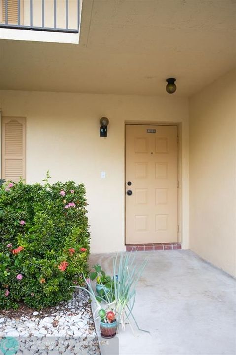 For Sale: $350,000 (2 beds, 2 baths, 1158 Square Feet)