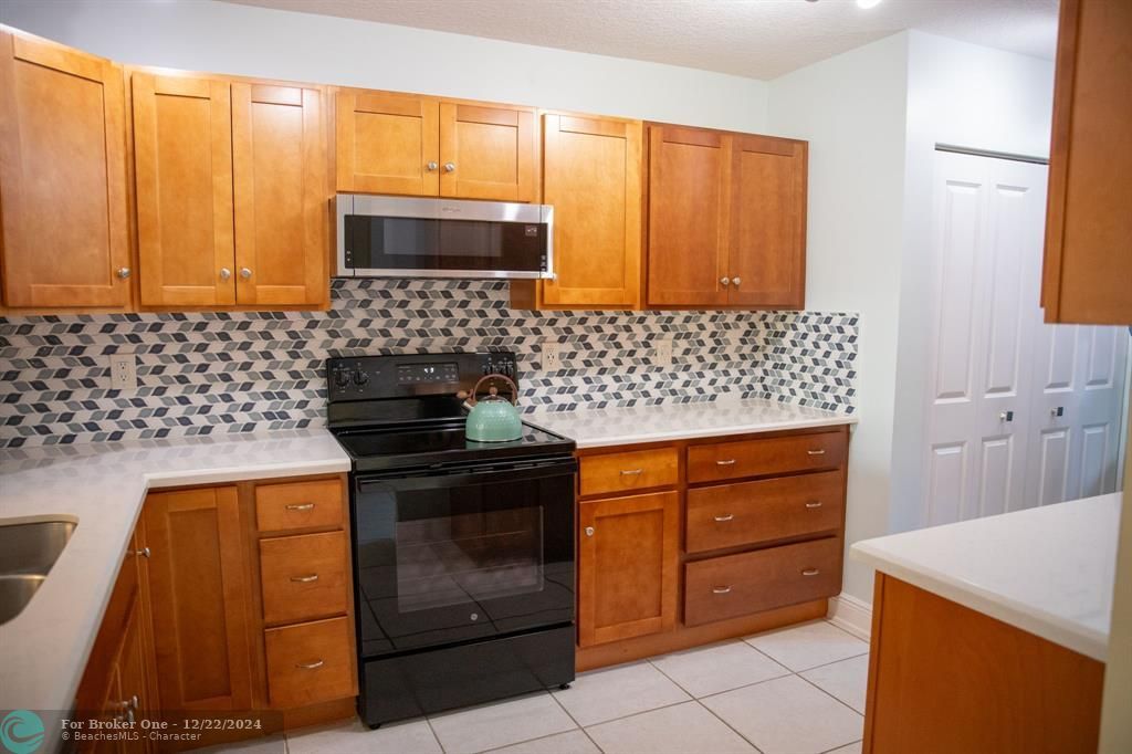 For Sale: $350,000 (2 beds, 2 baths, 1158 Square Feet)