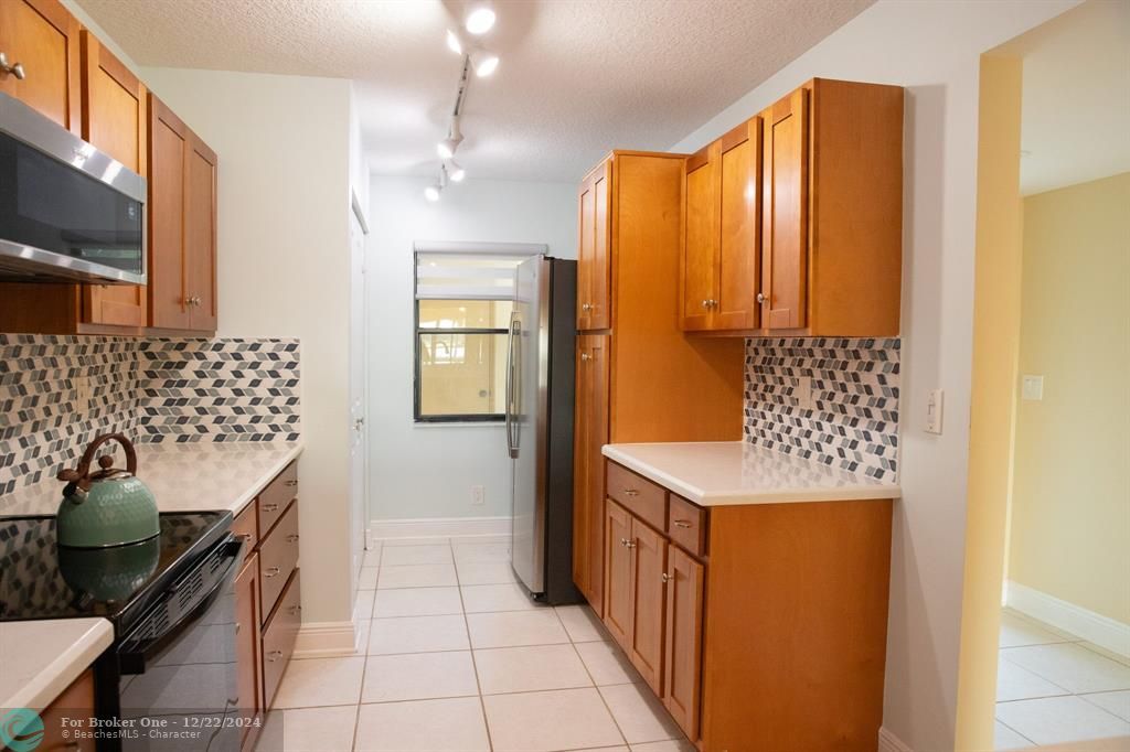 For Sale: $350,000 (2 beds, 2 baths, 1158 Square Feet)