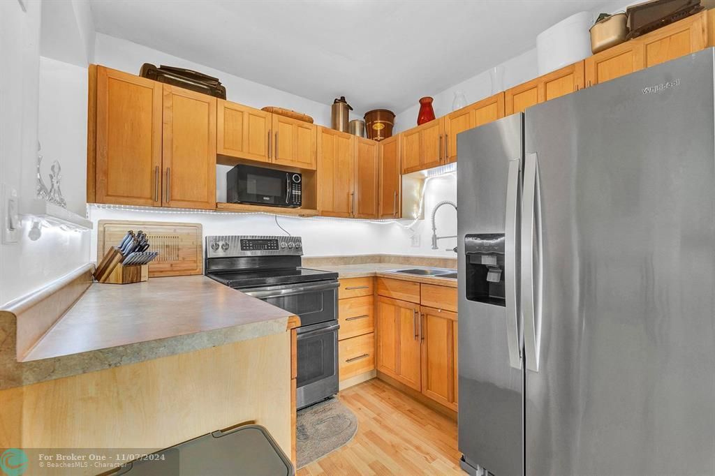 For Sale: $169,000 (1 beds, 1 baths, 650 Square Feet)