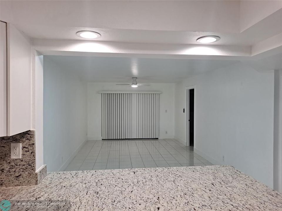 For Rent: $2,150 (2 beds, 2 baths, 949 Square Feet)