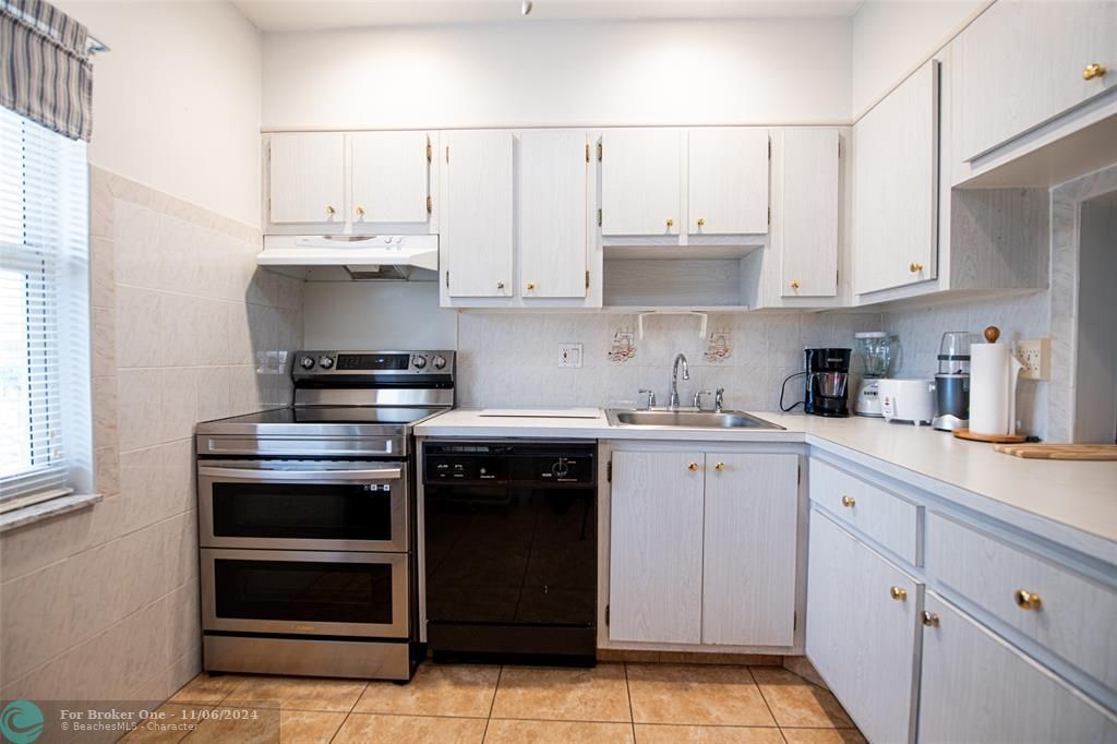 For Rent: $1,500 (2 beds, 2 baths, 990 Square Feet)