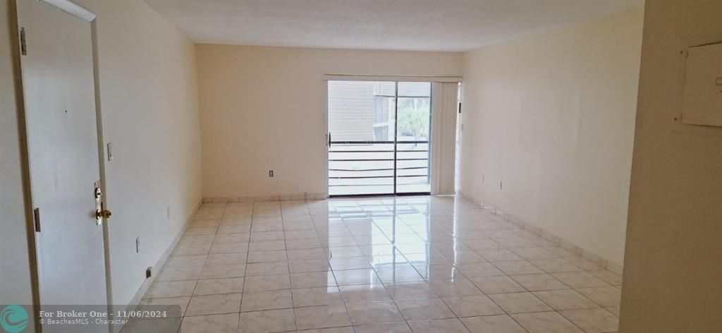 For Rent: $1,750 (1 beds, 1 baths, 833 Square Feet)