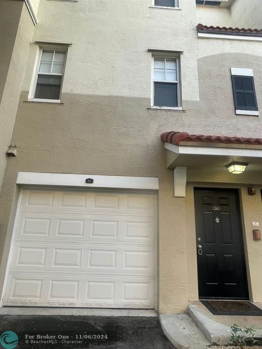 For Rent: $2,900 (3 beds, 2 baths, 1315 Square Feet)