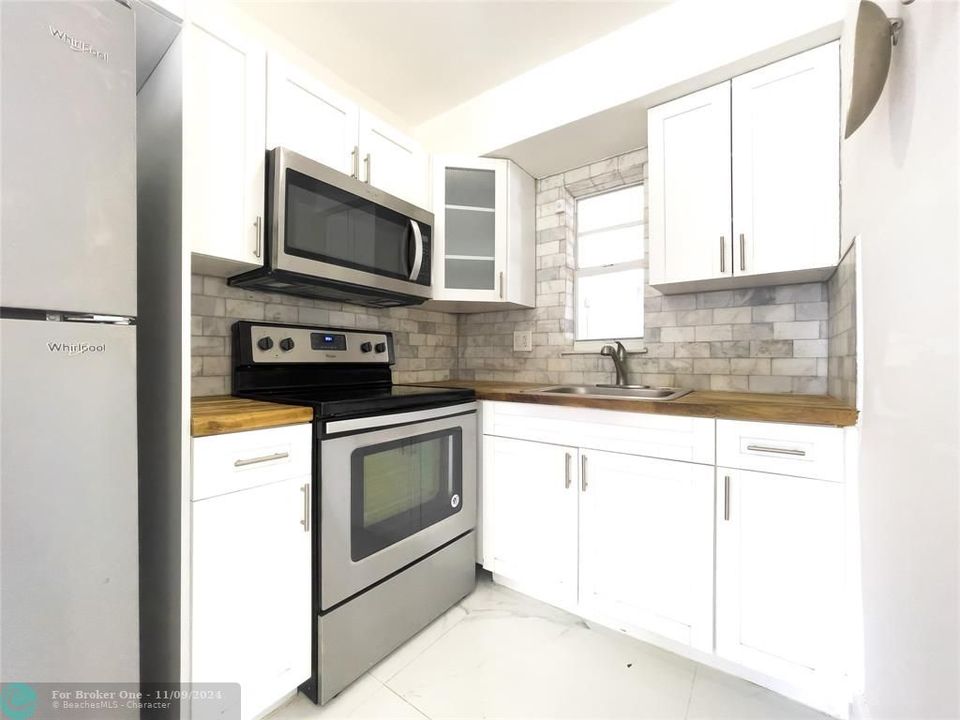 For Rent: $2,600 (2 beds, 1 baths, 960 Square Feet)