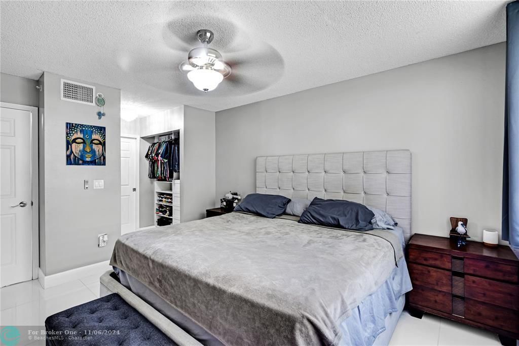 For Rent: $2,300 (2 beds, 2 baths, 967 Square Feet)