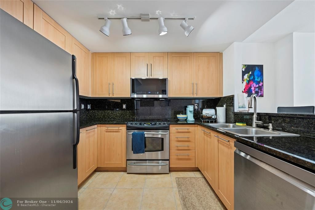 For Rent: $2,800 (1 beds, 1 baths, 803 Square Feet)