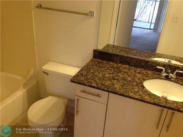 For Rent: $2,000 (2 beds, 2 baths, 927 Square Feet)