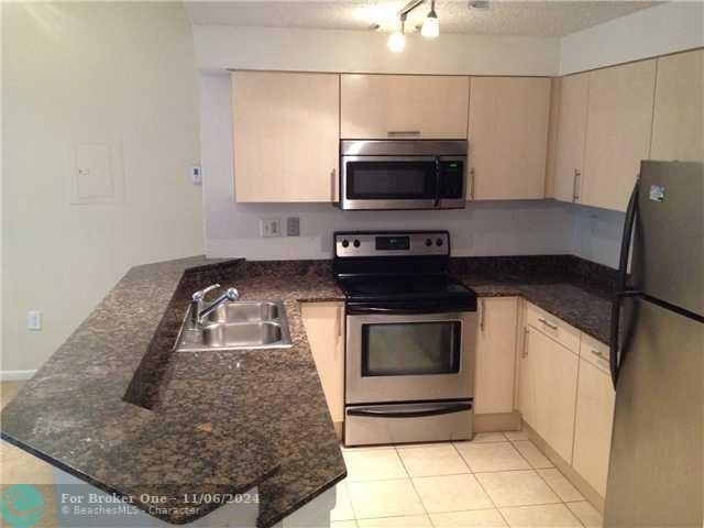 For Rent: $2,000 (2 beds, 2 baths, 927 Square Feet)