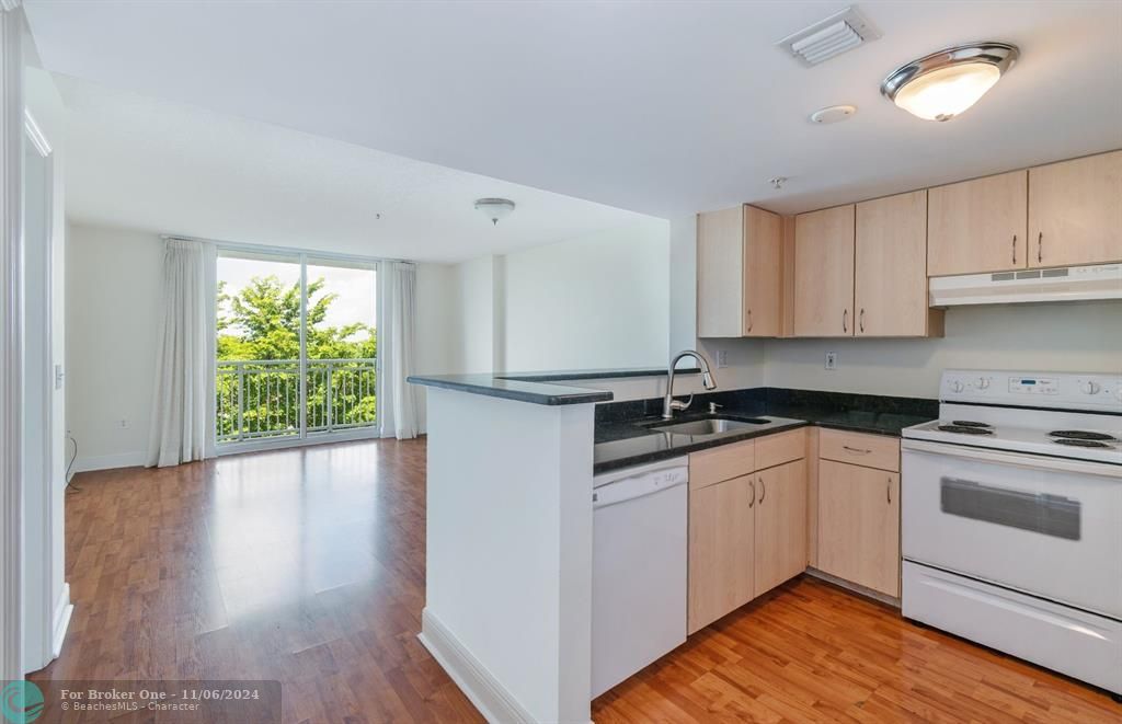 For Sale: $350,000 (1 beds, 1 baths, 786 Square Feet)