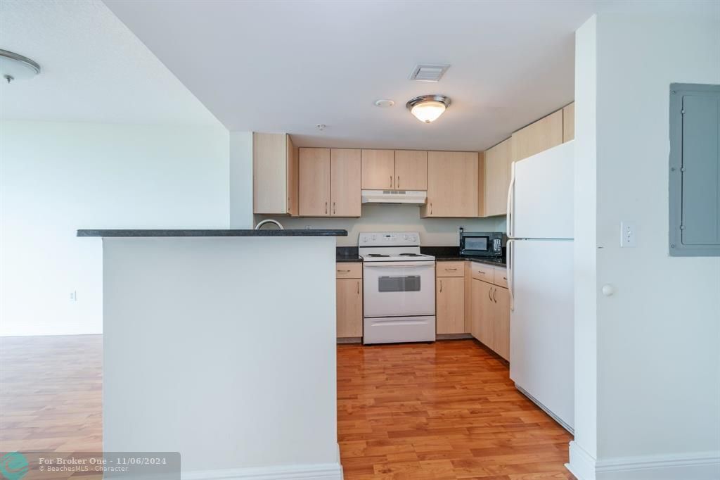 For Sale: $350,000 (1 beds, 1 baths, 786 Square Feet)