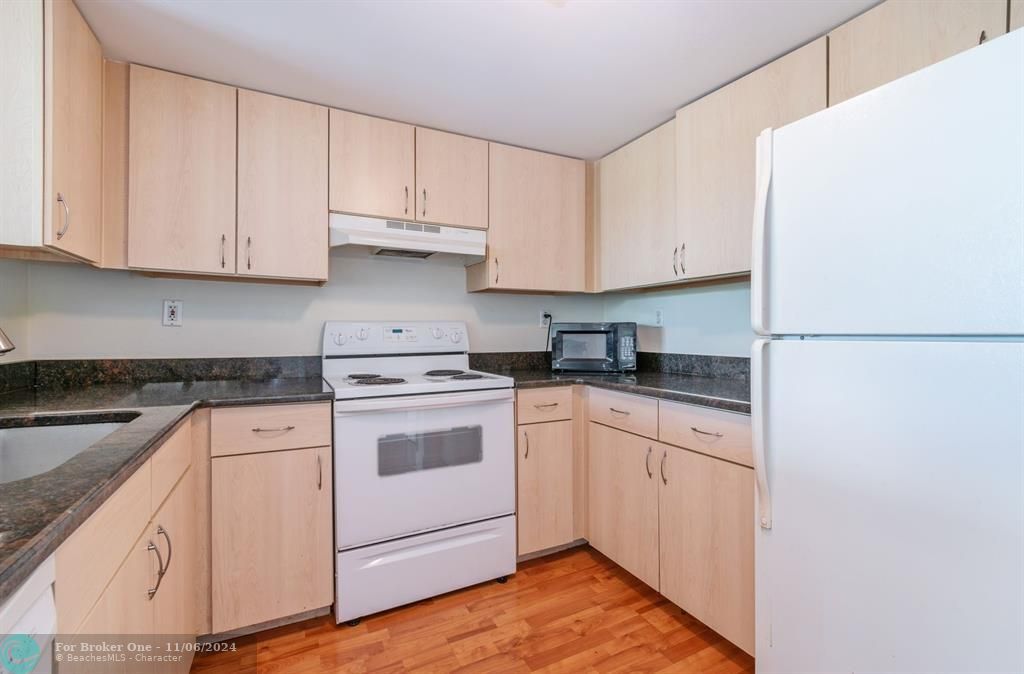 For Sale: $350,000 (1 beds, 1 baths, 786 Square Feet)