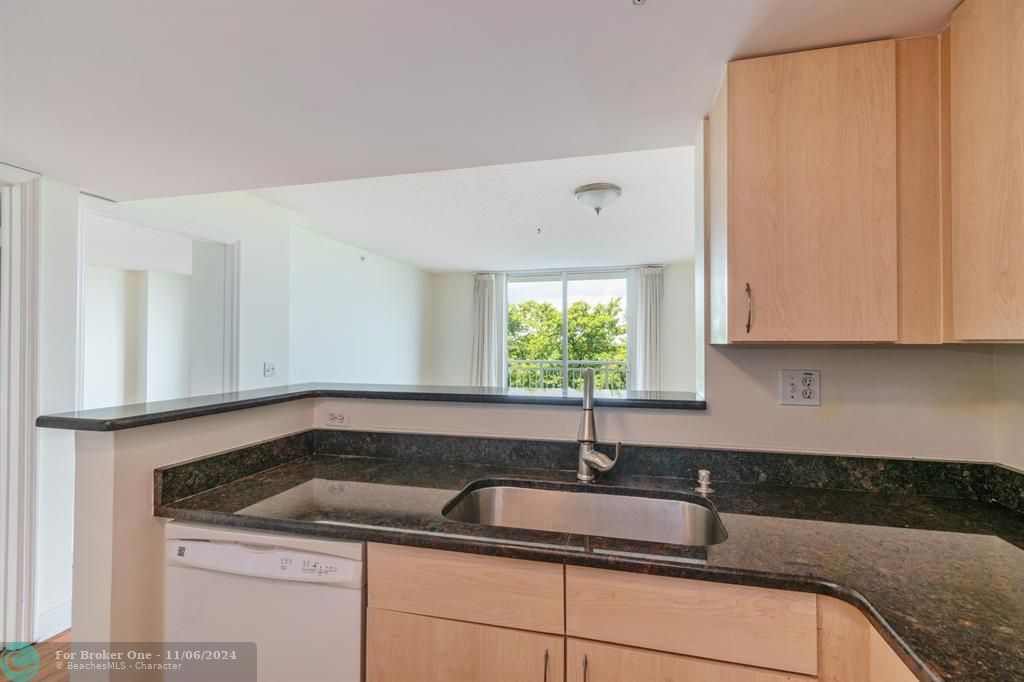 For Sale: $350,000 (1 beds, 1 baths, 786 Square Feet)