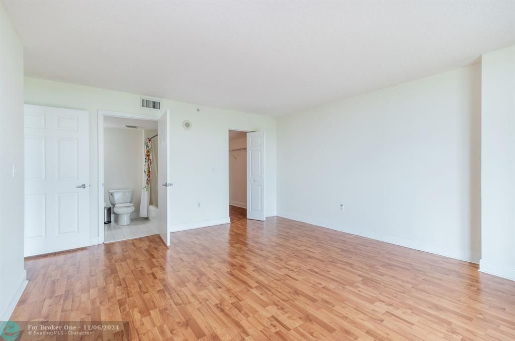 For Sale: $350,000 (1 beds, 1 baths, 786 Square Feet)