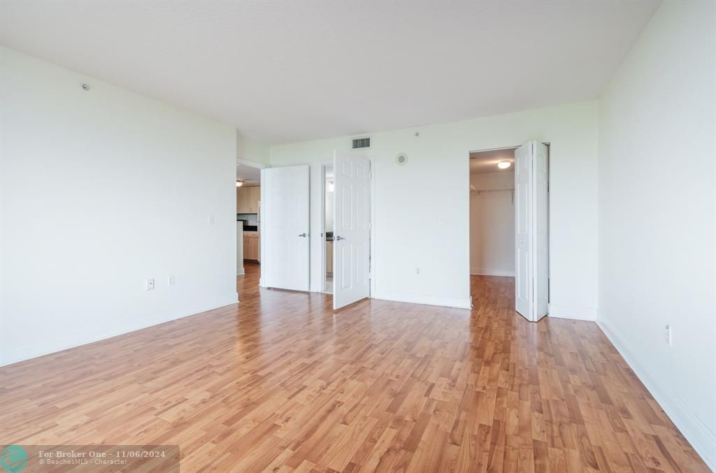 For Sale: $350,000 (1 beds, 1 baths, 786 Square Feet)