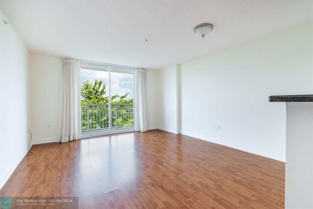 For Sale: $350,000 (1 beds, 1 baths, 786 Square Feet)