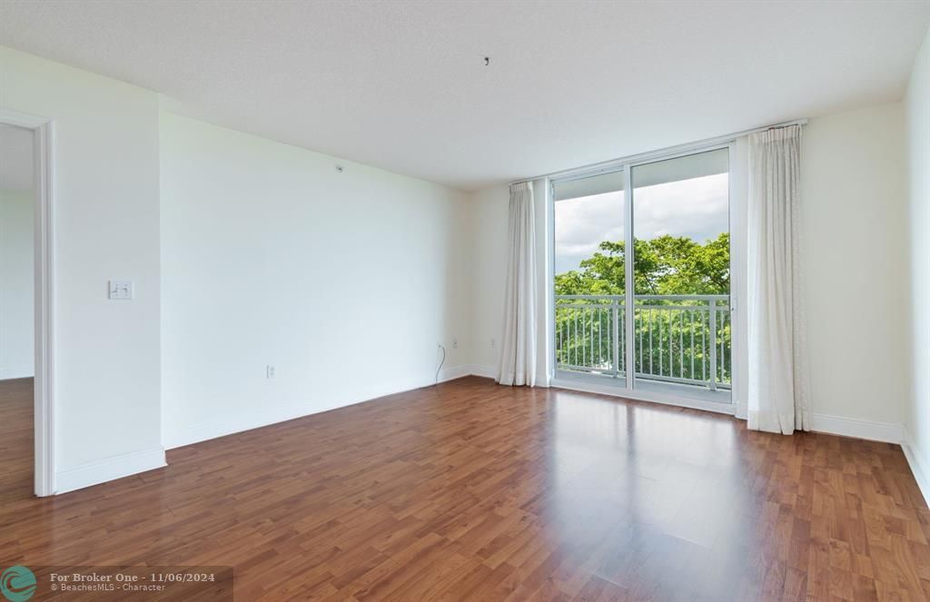 For Sale: $350,000 (1 beds, 1 baths, 786 Square Feet)