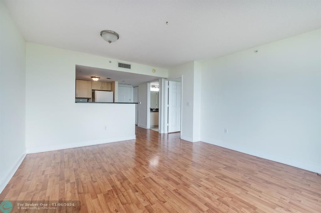 For Sale: $350,000 (1 beds, 1 baths, 786 Square Feet)