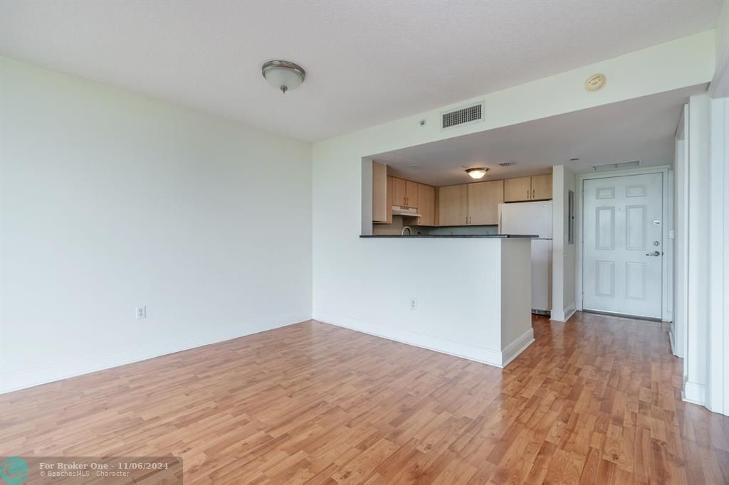 For Sale: $350,000 (1 beds, 1 baths, 786 Square Feet)