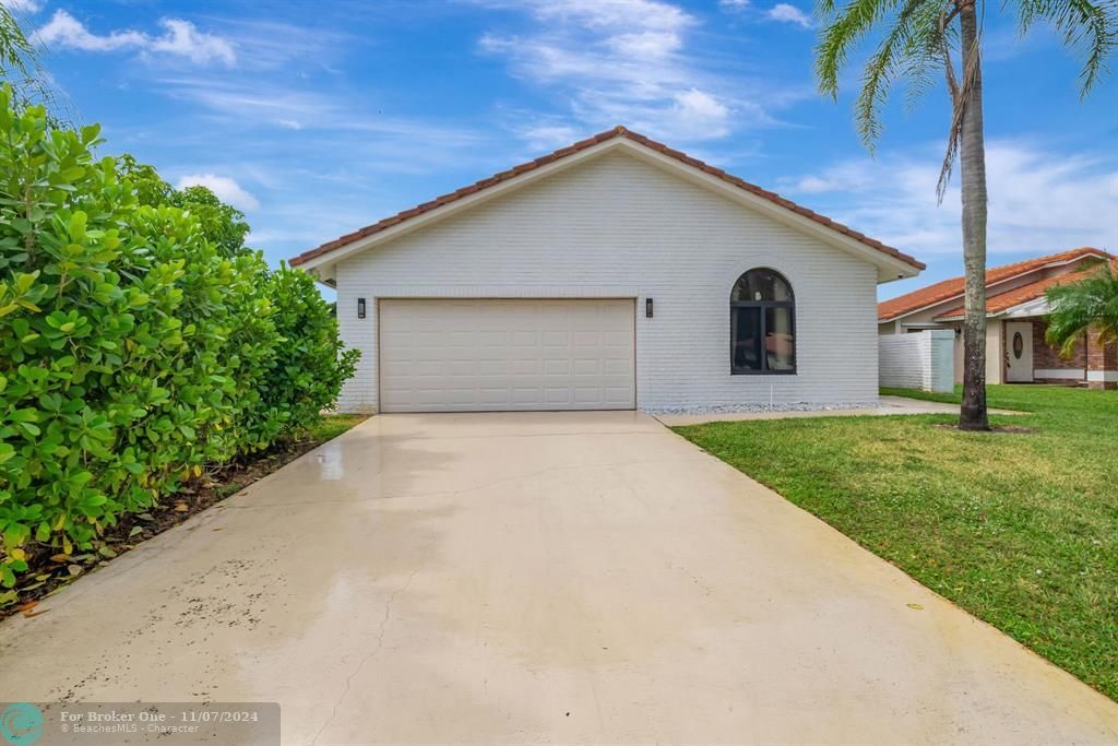 For Sale: $699,000 (3 beds, 2 baths, 1641 Square Feet)