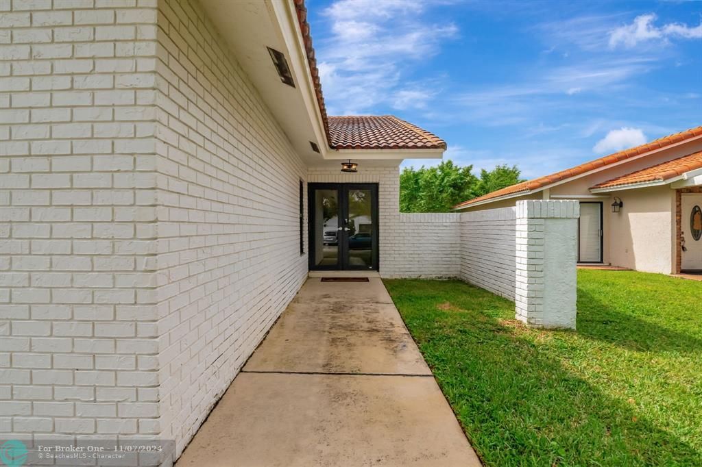 For Sale: $699,000 (3 beds, 2 baths, 1641 Square Feet)