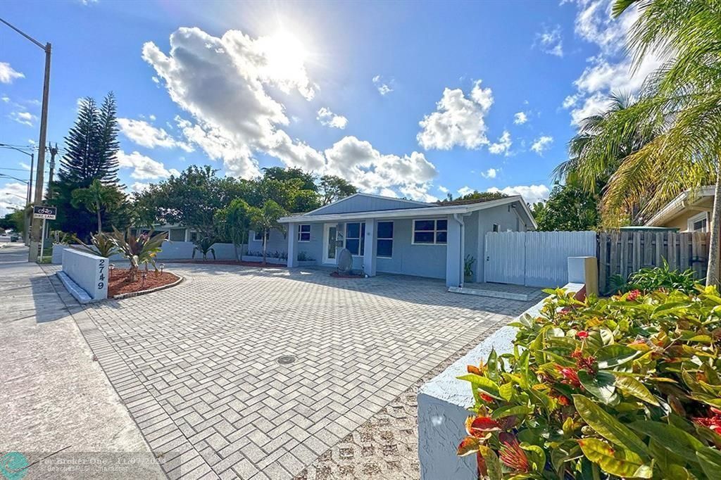 For Sale: $899,000 (4 beds, 2 baths, 1513 Square Feet)